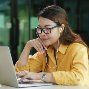 Picture of woman working on her laptop, concentrating